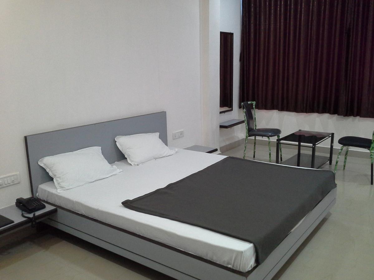 Galaxy Vaibhav Hotel Vasai Eksteriør billede